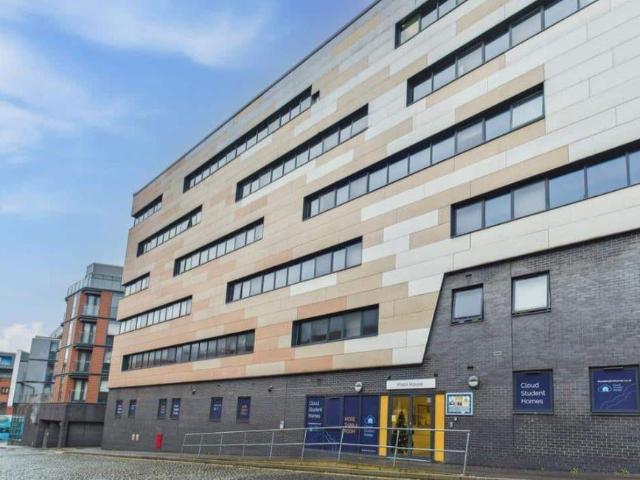 Flat for sale in Islington, Calderstones