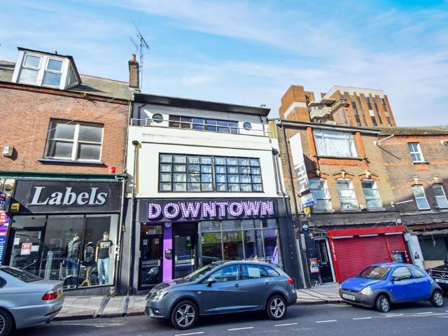 Flat for sale in Spring Park, Luton