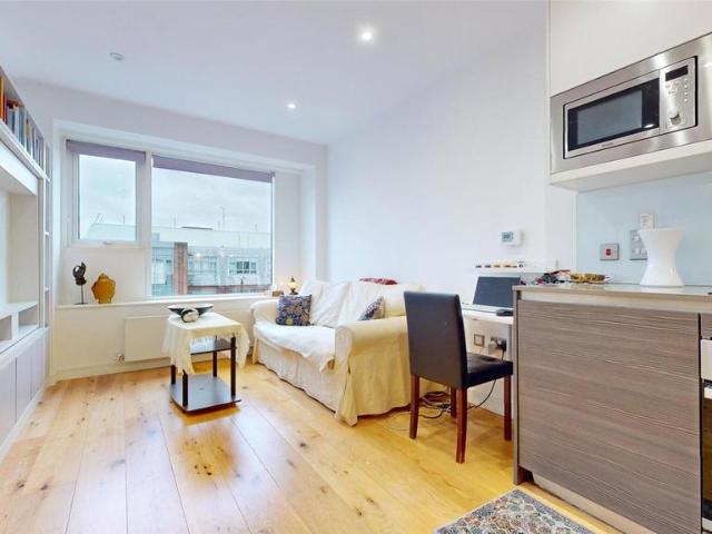 Flat for sale in London Borough of Hounslow, Greater London