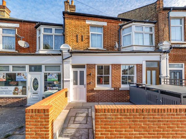 Flat for sale in Royal Borough of Kingston upon Thames, Greater London