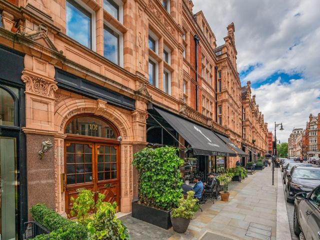 Flat for sale in Mayfair, Greater London