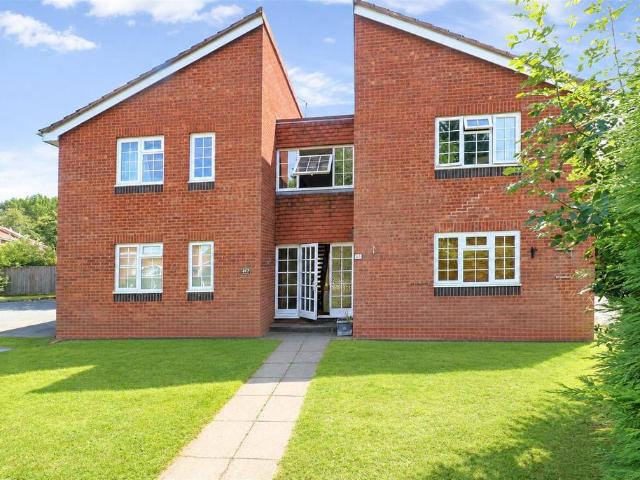 Flat for sale in Green Close, Warwickshire