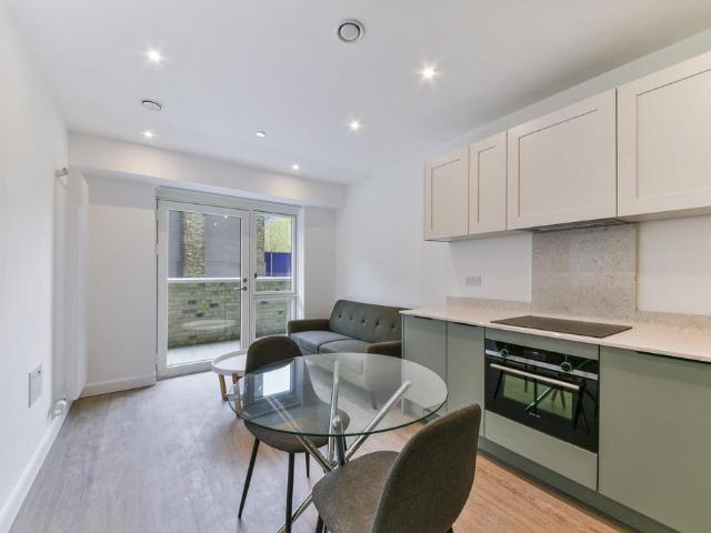 Flat for sale in Canning Town, Greater London