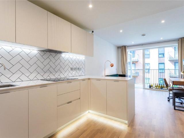 Flat for sale in London Borough of Ealing, Greater London
