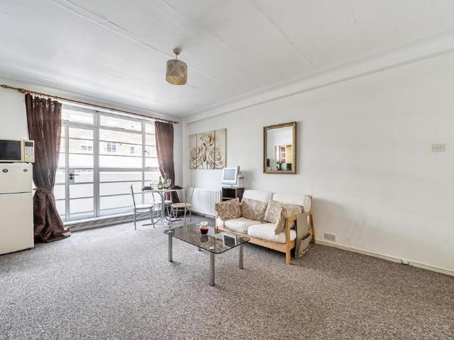 Flat for sale in North Sheen, Greater London