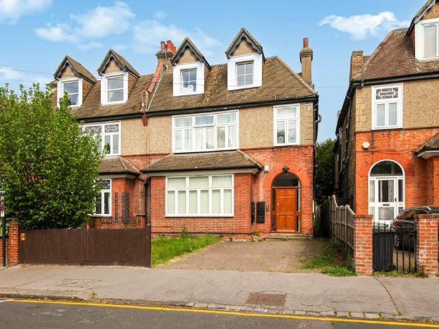 Flat for sale in London Borough of Croydon, Addiscombe