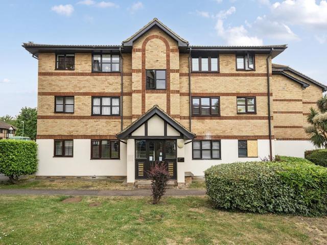 Flat for sale in Stone, Monks Orchard