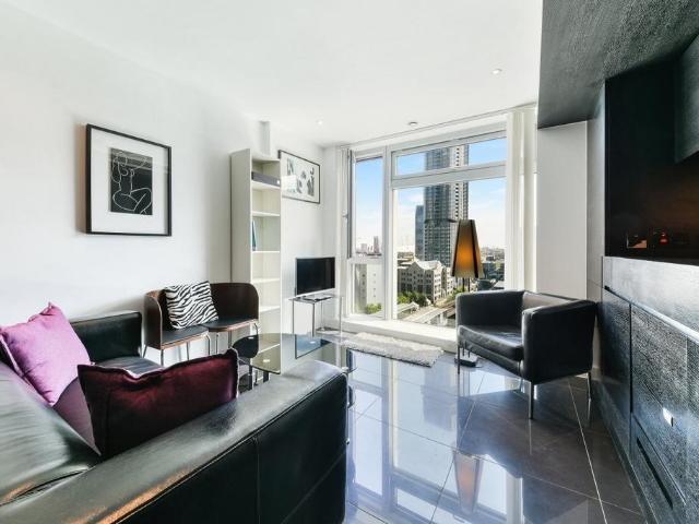 Flat for sale in Isle Of Dogs, Greater London