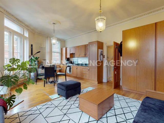 Flat for sale in Holborn, Greater London
