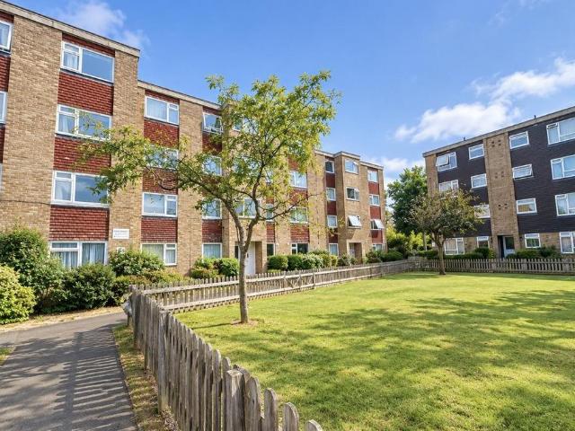 Flat for sale in London Borough of Hounslow, Greater London