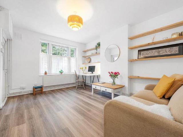 Flat for sale in Clapham, Greater London