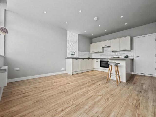 Flat for sale in Sandown Park, Kent