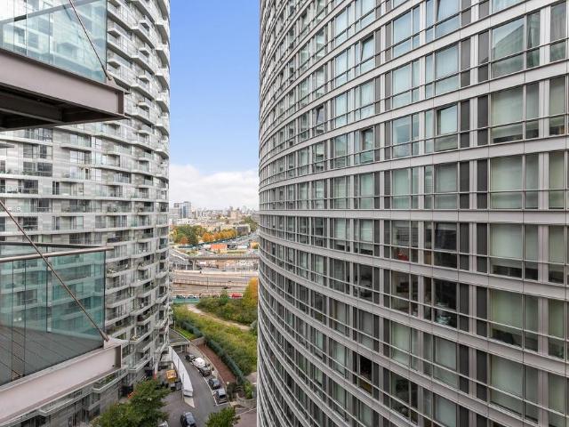 Flat for sale in Greenwich Peninsula, Greater London