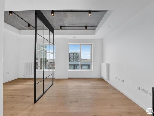 Flat for sale in Goodluck Hope, Greater London