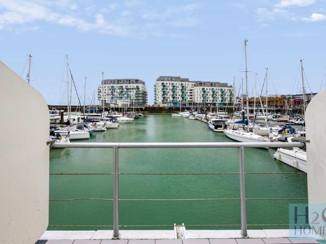 Flat for sale in Roedean