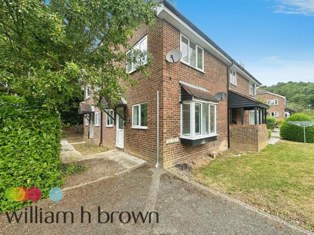 Flat for sale in Chipping Hill, Essex