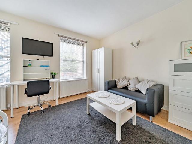Flat for sale in Holborn, Greater London