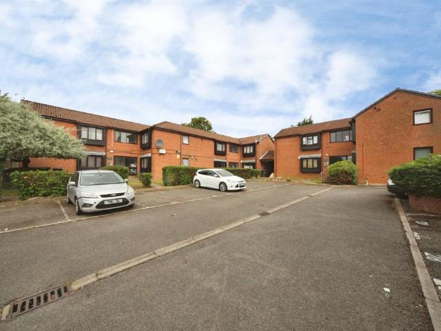 Flat for sale in Spring Park, Luton