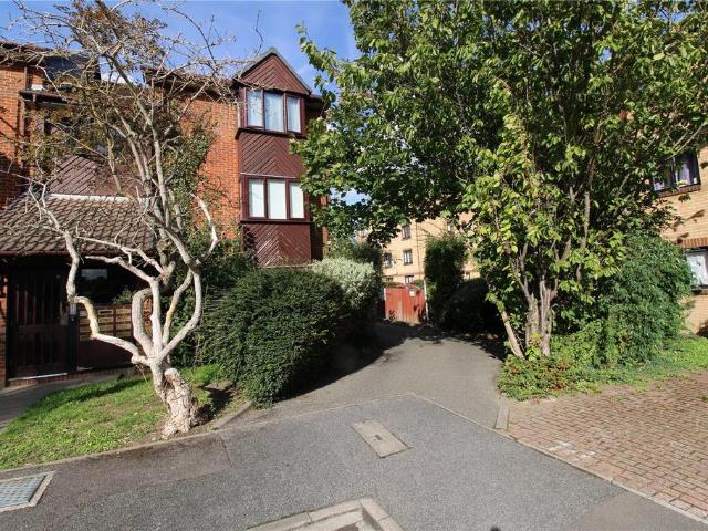 Flat for sale in London Borough of Croydon, Cat Hill