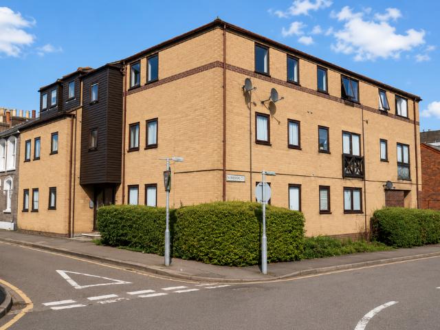 Flat for sale in Spring Park, Luton