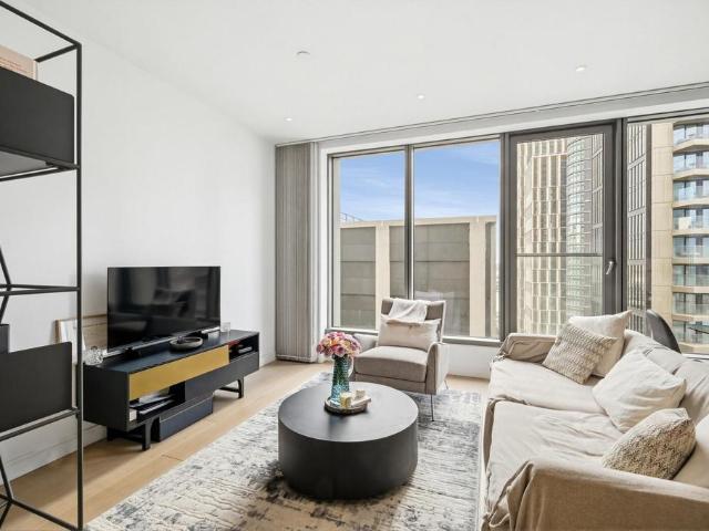 Flat for sale in Isle Of Dogs, Greater London