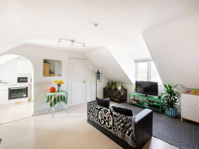Flat for sale in West Hampstead, Greater London