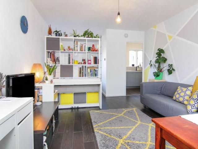 Flat for sale in London Borough of Lewisham, Forest Hill