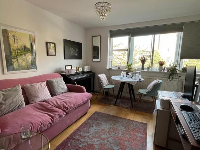 Flat for sale in Oval, Greater London