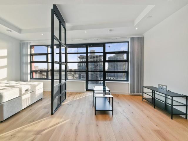 Flat for sale in London City Island, Blackwall