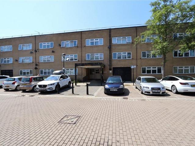 Flat for sale in Milton Keynes