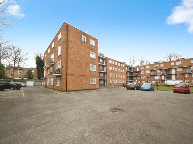 Flat for sale in Dunstable, Bedfordshire