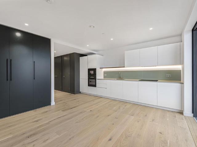 Flat for sale in East Greenwich, Greater London