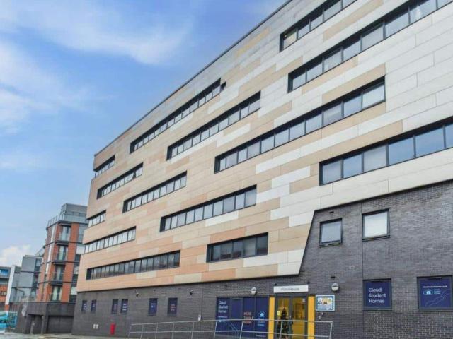 Flat for sale in Islington, Calderstones