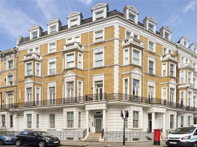 Flat for sale in Earl's Court, Greater London
