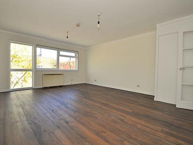Flat for sale in New Malden, Greater London