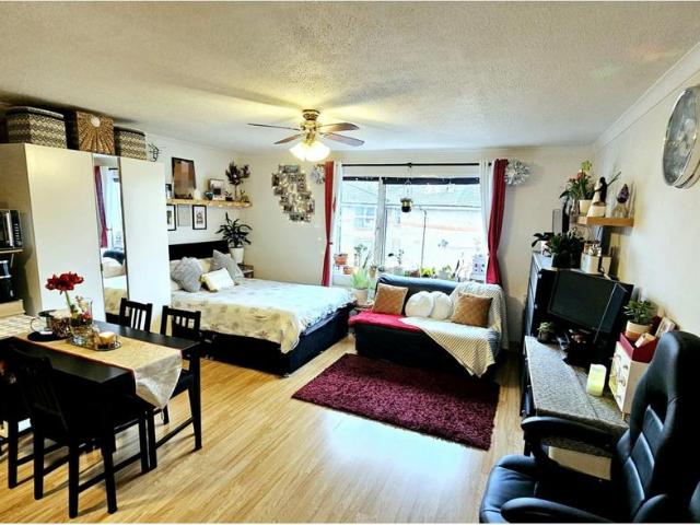 Flat for sale in Lower Halliford, Surrey