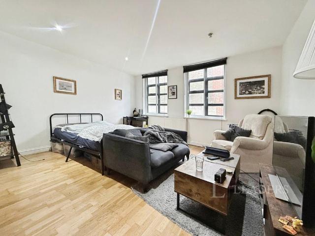 Flat for sale in Spring Park, Luton