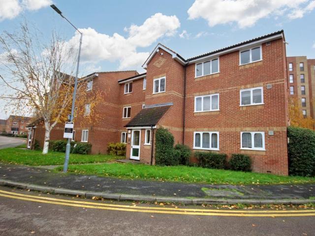 Flat for sale in London Borough of Ealing, Perivale