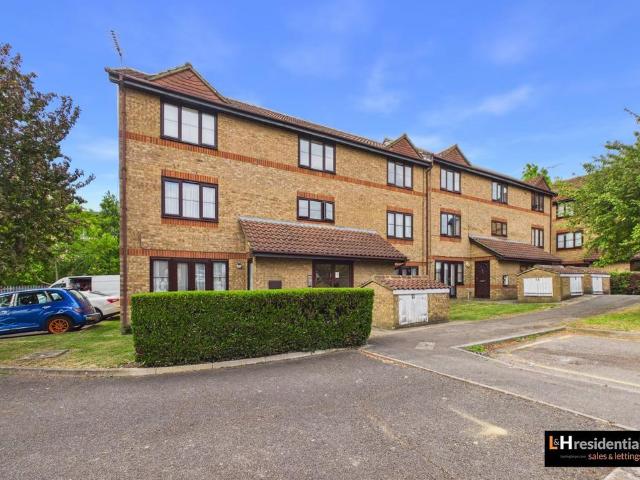 Flat for sale in Elstree and Borehamwood, Borehamwood