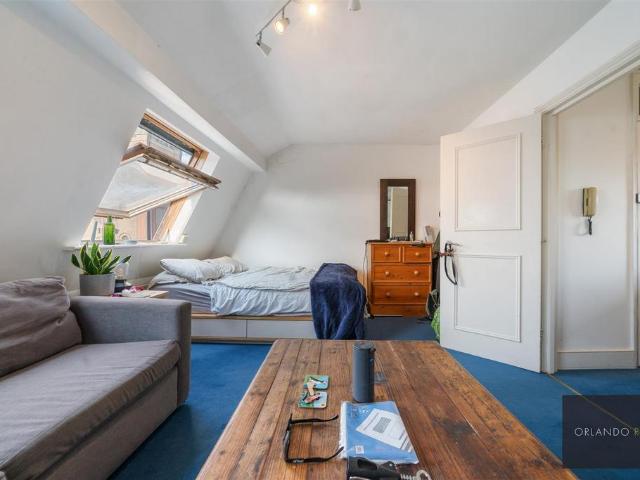 Flat for sale in Stockwell, Greater London