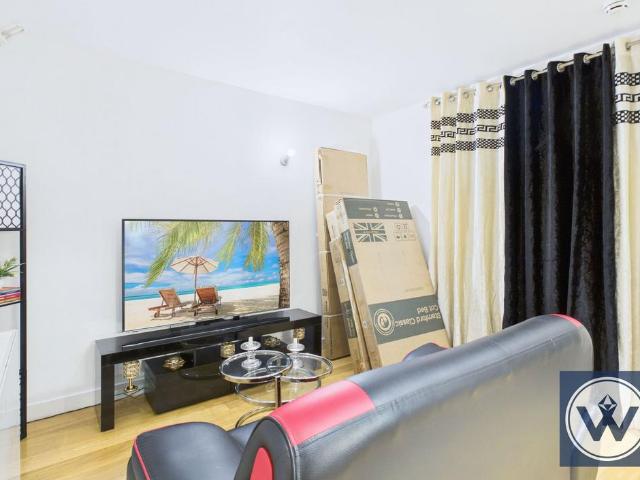 Flat for sale in Hayes, Greater London