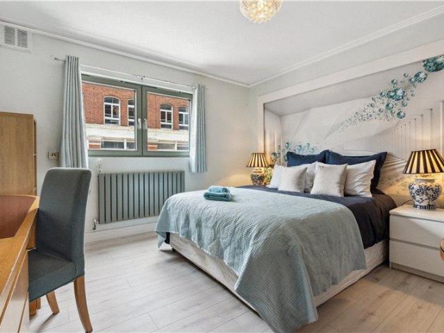 Flat for sale in Brompton, Greater London
