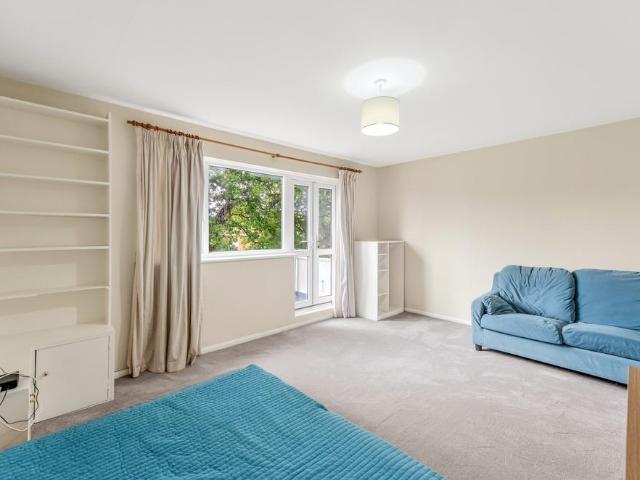 Flat for sale in Southfields, Greater London