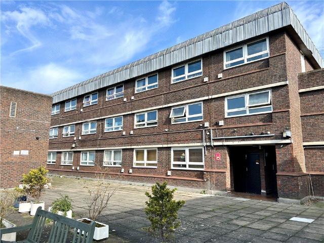 Flat for sale in Guildford Park, Guildford