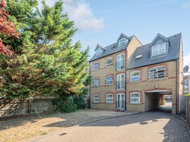 Flat for sale in London Borough of Merton, South Wimbledon