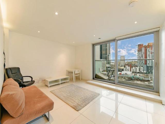 Flat for sale in Isle Of Dogs, Greater London