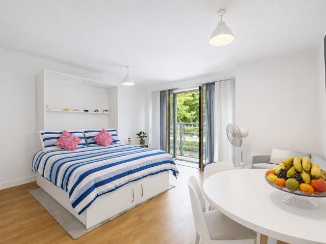 Flat for sale in London Borough of Wandsworth, Greater London