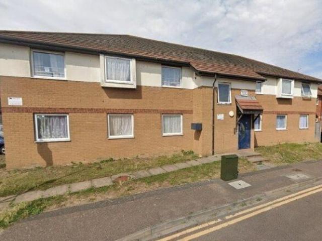 Flat for sale in Spring Park, Luton