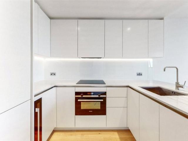 Flat for sale in Isle Of Dogs, Greater London