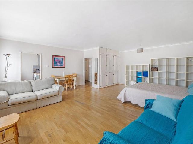 Flat for sale in Victoria, Greater London